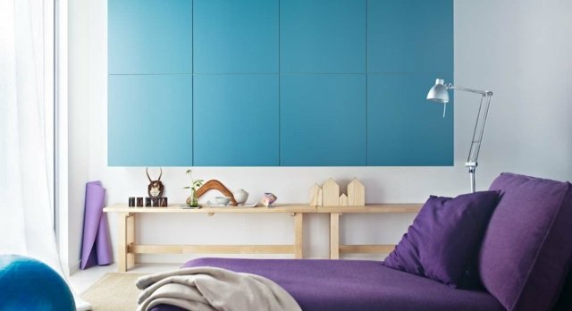 Sovrum blå vägg lila överkast ekmöbler