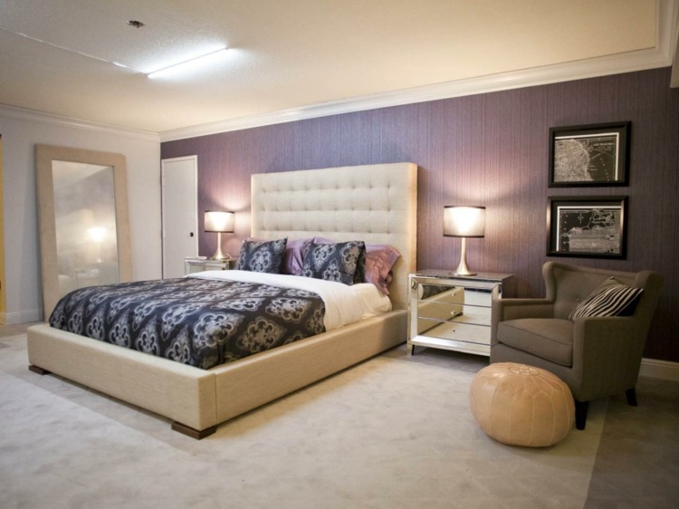 färgdesign för sovrum tapeter lila idé eleganta möbler vit grå fåtölj