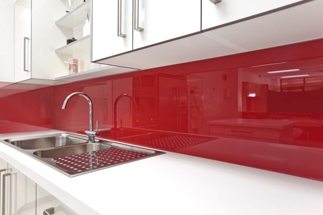 färg-design-kök-idéer-vita-skåp-rött-glas-stänkskydd