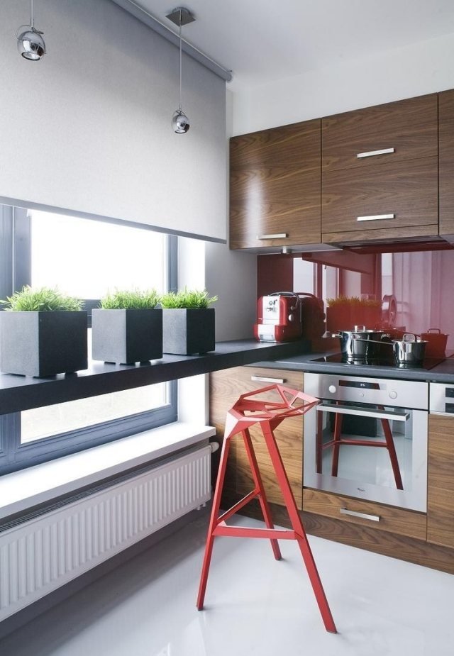 litet-kök-idéer-trä skåpfronter-karmin-rött-glas-stänkskydd