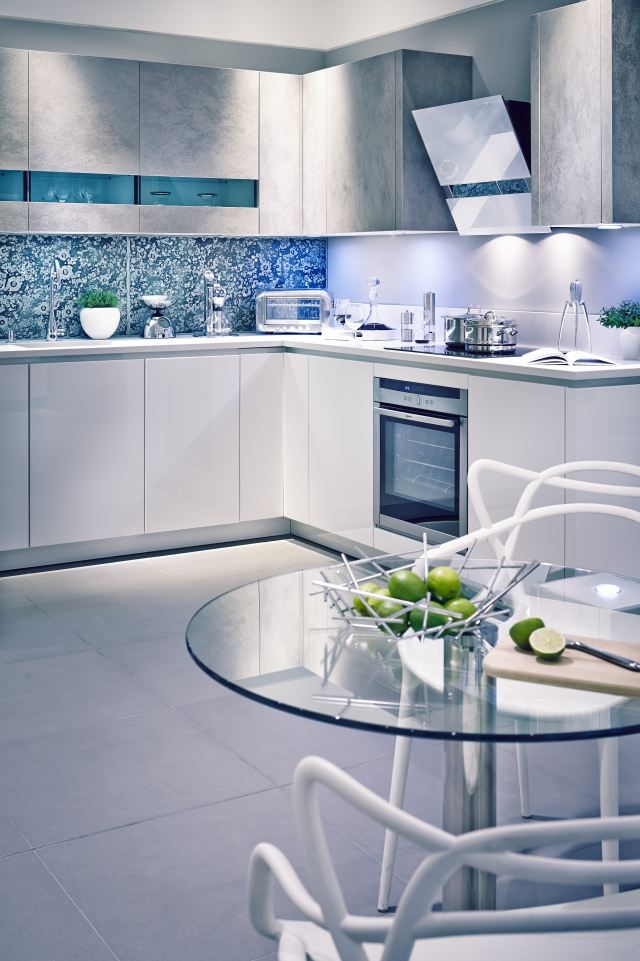 färg-design-kök-idéer-vägg-färg-grå-blå-kakel-blomma-motiv-matt-grå-skåp