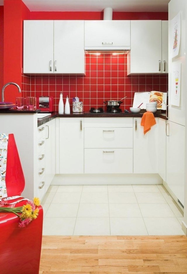 färgdesign för vita köksidéer-röd-kakel-spegel-röd-vägg-färg