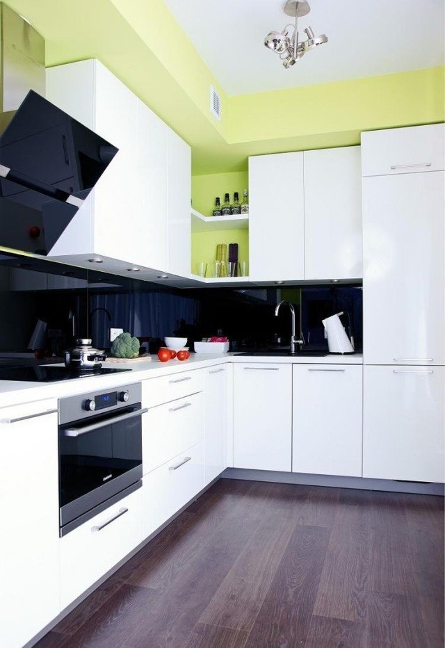 färg-design-vitt-kök-idéer-väggfärg-grönt-svart-glas-stänkskydd