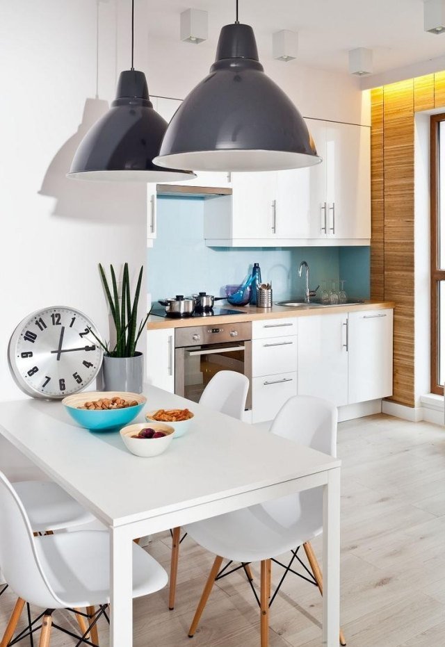 kök-matplats-vita-skåp-vägg-färg-ljusblå