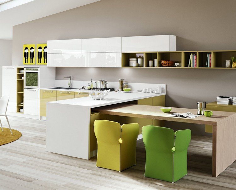 Färgdesign-vit-kök-taupe-vägg-färg-gula-fronter
