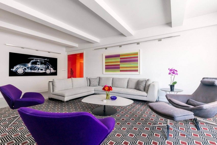 färg-design-idéer-nyc-lägenhet-modern-hörn-soffa-grå-fåtölj-klädsel-violett