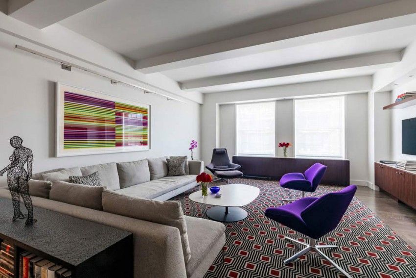 färg-design-idéer-nyc-lägenhet-modernt-vardagsrum-matta-geometrisk-svart-vit-fåtölj-violett