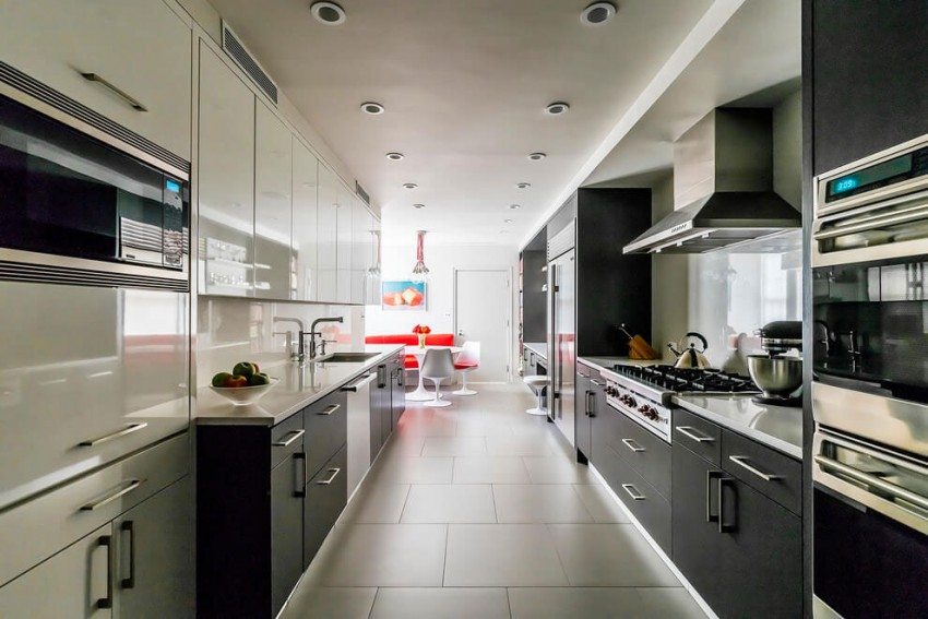 färg-design-idéer-nyc-lägenhet-kök-modern-svart-rostfritt stål-indirekt-belysning