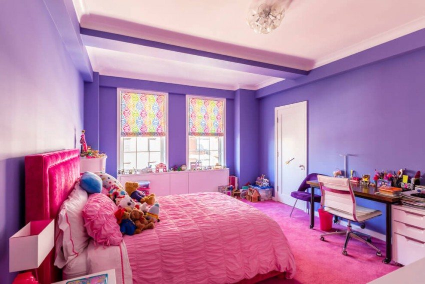 Färgdesignidéer -nyc-appartement-maedchenzimmer-lila-väggfärg-rosa sängkläder-matta