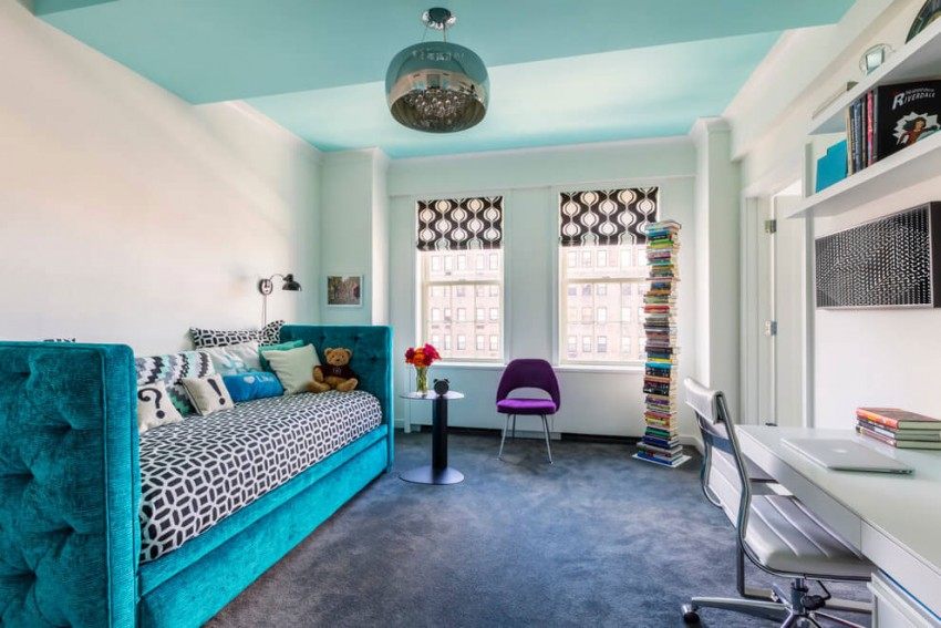 Färgdesignidéer -nyc-appartement-barnrum-vit-turkos-buecherstappel-säng-sänggavel-tuftad