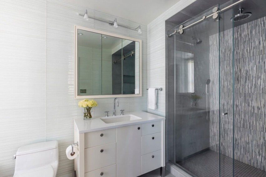 Färgdesignidéer -nyc-lägenhet-badrum-grå-vit-dusch-glas-handfat