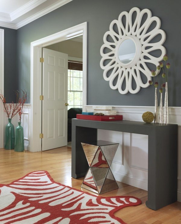 Blomma-vägg-spegel-vit-ram-kontrast-vägg-design-antracit-grå-korridor