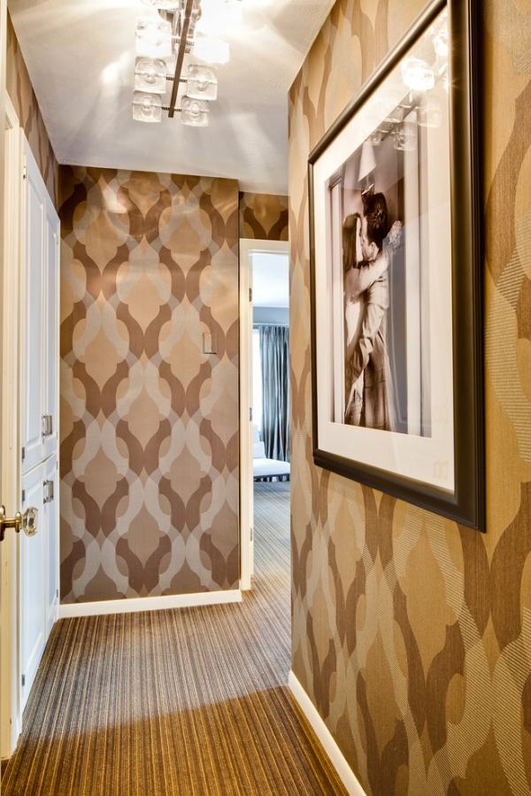 Hall-design-väggar-med-tapeter-klädda-varma-jord-toner-stora-mönster