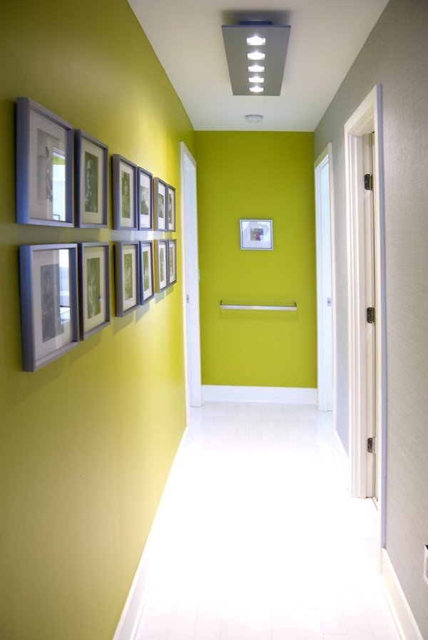 Korridor-design-med-färg-ovanliga-nyanser-olivgrön-vit-golv