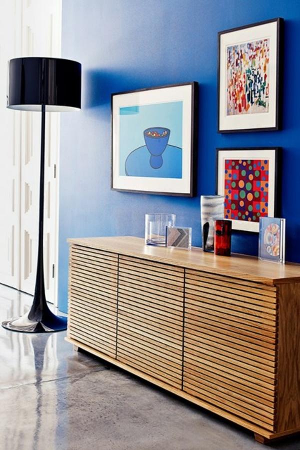 Korridor-med-blå-ansikte-vägg-design-bilder-golvlampa-svart-lampskärm