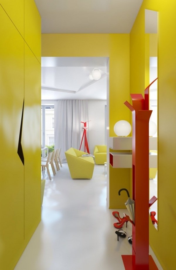 Design-lägenhet-korridor-gula-väggar-klädhängare-röda-för-spänning-futuristiska-möbler