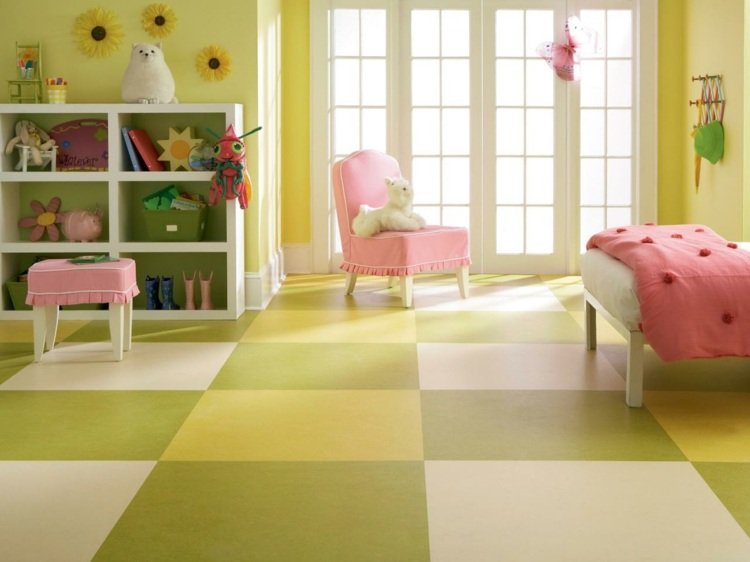 färg-design-i-barnrummet-grön-gul-nyanser-rosa-accenter-fåtölj-hylla-pall