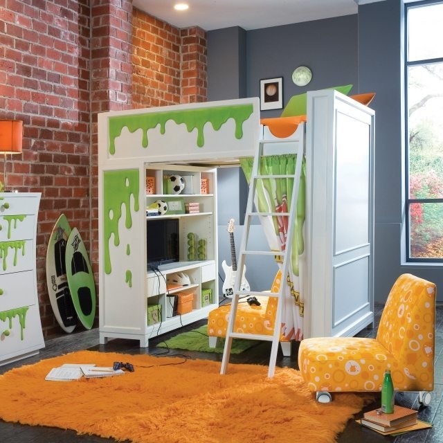 färgdesign-barnrum-pojke-grå-vägg-orange-grön-accenter