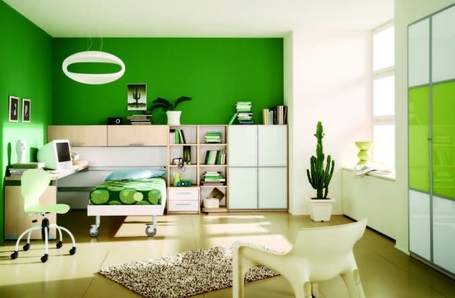 färgdesign-barnrum-grönt-vägg-målar-möbler-vitt-ljust trä