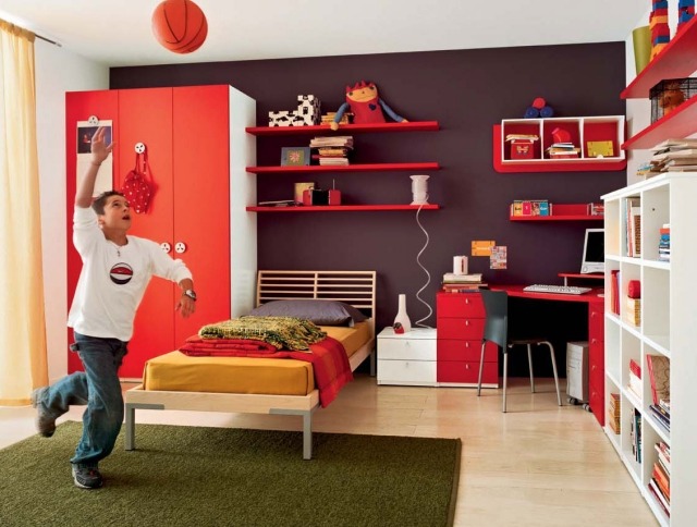 färgdesign-barnrum-pojke-choklad-brun-vägg-färg-röd-möbler