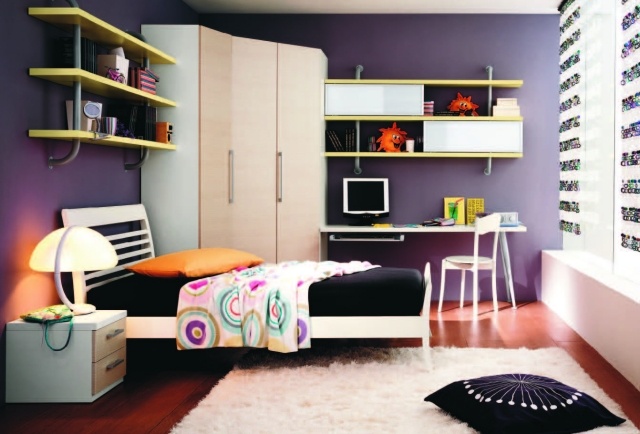 färgdesign-barnrum-lila-väggmålning-vita-möbler