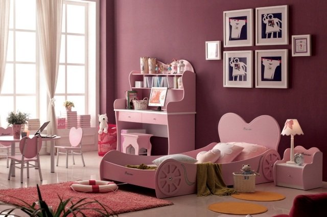 färg-design-plantskola-tjej-aubergine-vägg-reklam-rosa-möbler