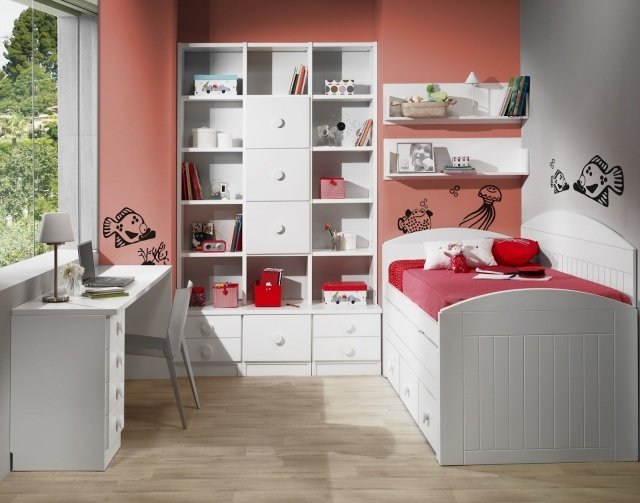 färg-design-barnrum-tjejer-korall-vägg-måla-vita-möbler