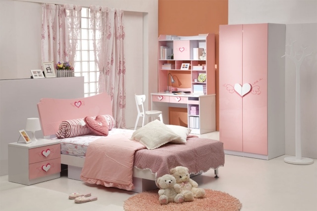 färgdesign-barnrum-flicka-orange-accent vägg-rosa-vita-möbler