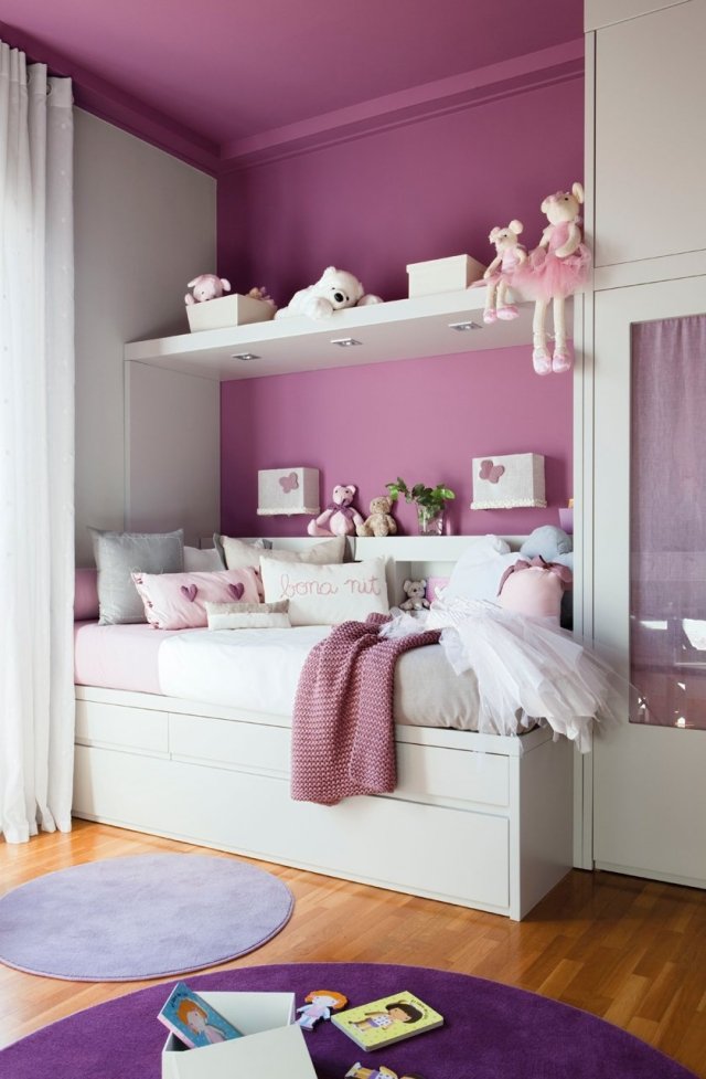 färgdesign i barnrummet-exempel-maedchen-lila-accent-vägg-vita-möbler