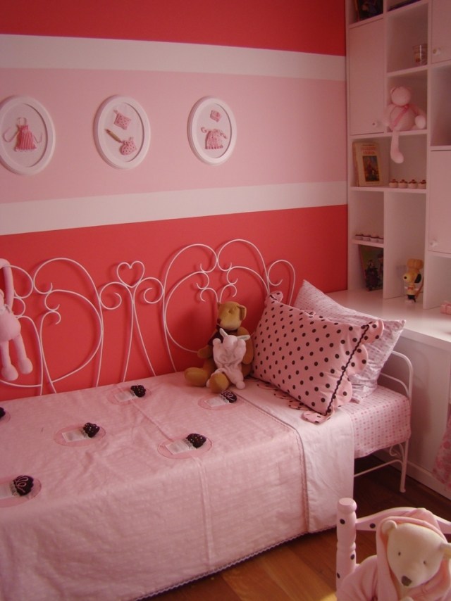 färgdesign-barnrum-tjejer-rosa-korall-ränder-väggmålning