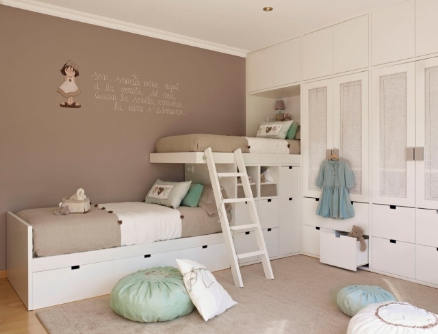 färgdesign-barnrum-exempel-taupe-cappuchino-vit-möbel-våningssäng