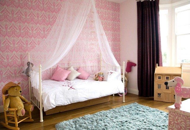 färg-design-barnkammare-rosa-tapet-metall-säng-gardin