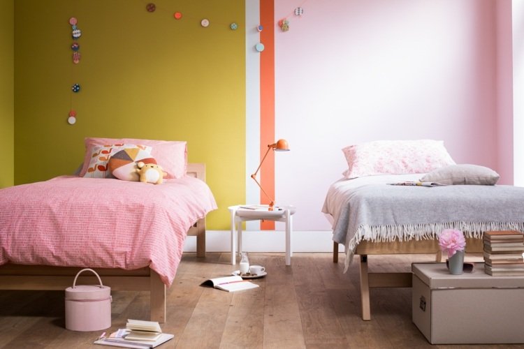 färgdesign i barnrummet idé-original-gul-rosa-ränder-sängar-romantisk