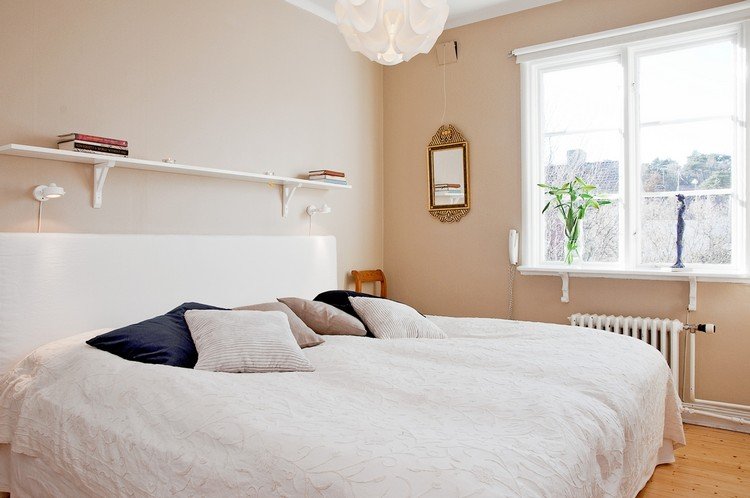 Färgschema i sovrummet -neutral-grädde-beige-vit-säng