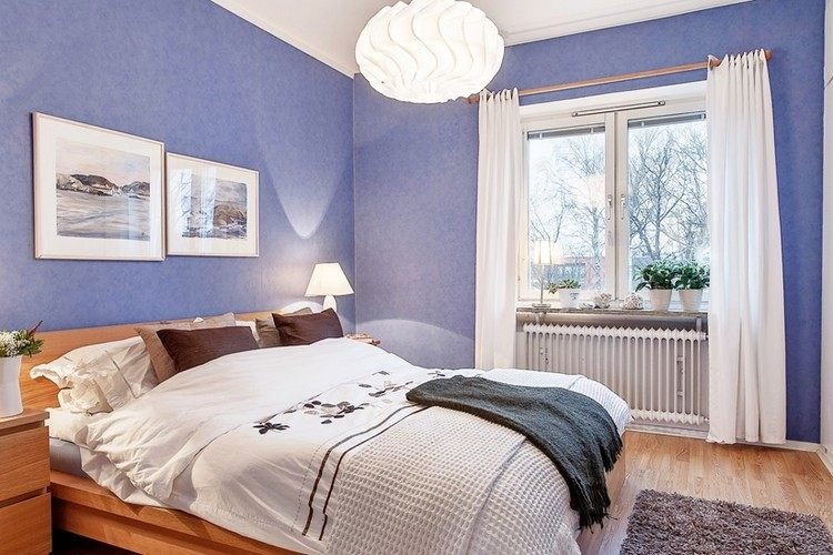 färg-design-sovrum-lila-vita-gardiner-trä-säng-sängbord
