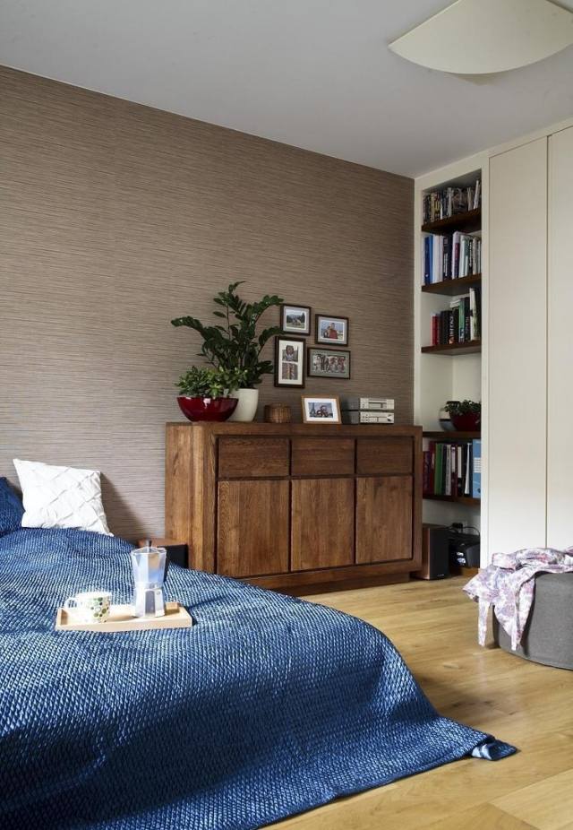 sovrum-design-moderna-färger-brun-vägg-blå-överkast