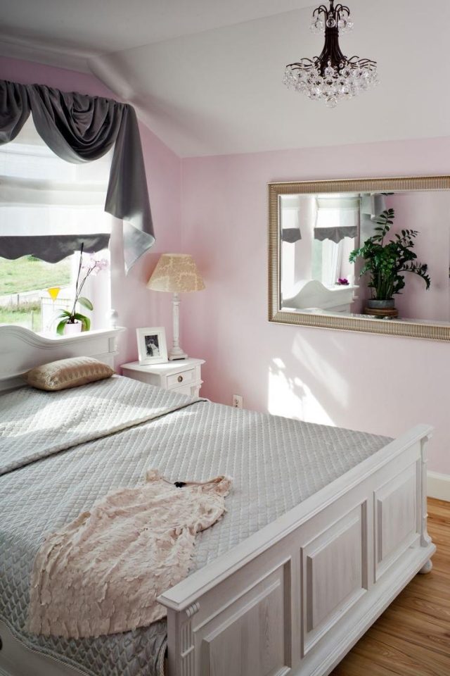 färgdesign i sovrummet-idéer-rosa-vägg-färg-vit-säng-sluttande tak