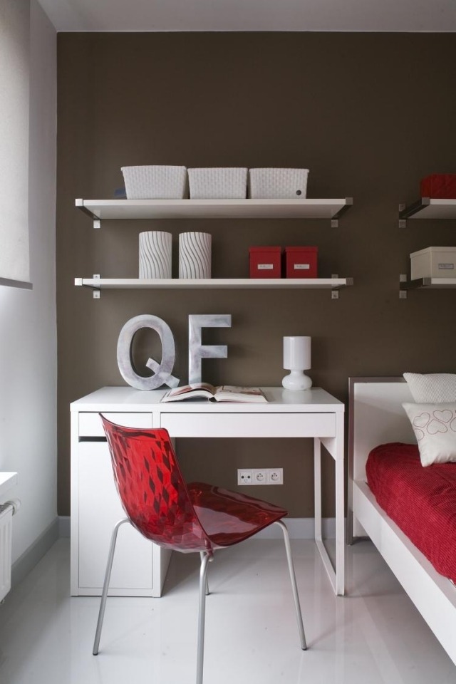sovrum-färger-idéer-brun-accent-vägg-vita-möbler-röda-accenter