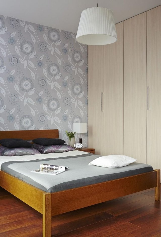 litet sovrum-färger-ljusgrått-mönster-tapeter-trä-sängram
