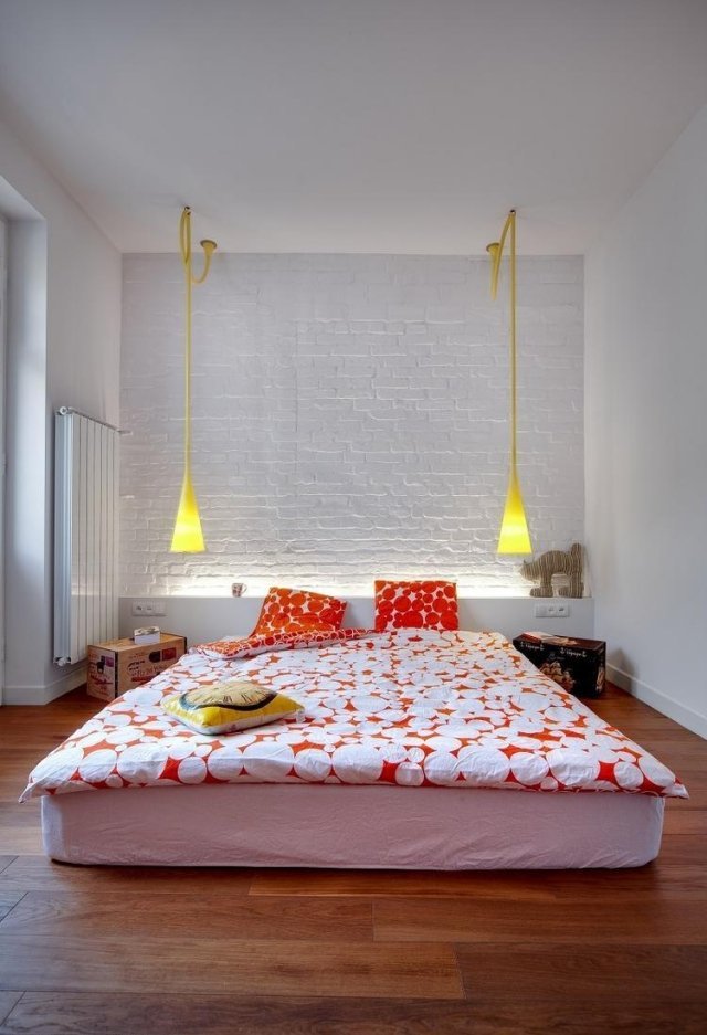 sovrum-design-tegel-vägg-vit-putsade-färgglada-sängkläder