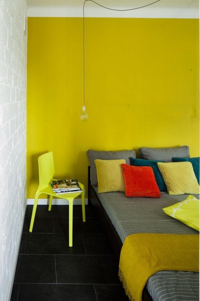 färg-design-sovrum-idéer-gul-grön-accent vägg-svart-golvplattor