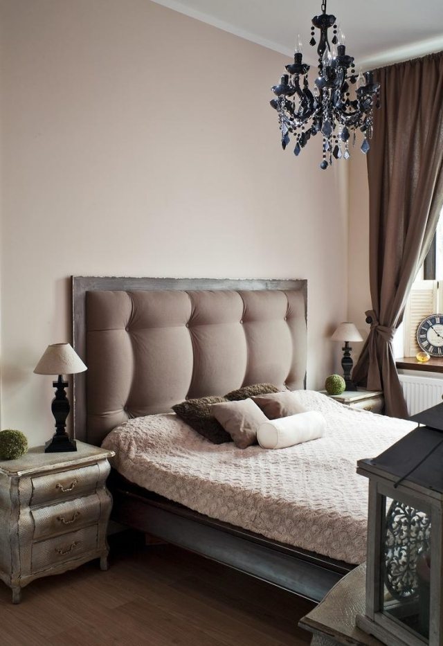färgdesign i sovrummet-idéer-grädde-vägg-färg-massivt trä säng