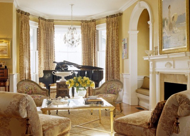 Smakfull-atmosfär-vardagsrum-klassiska-möbler-charmiga-deco-piano-gardiner