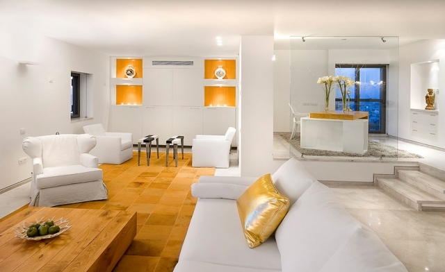 minimalism-med-klassiska-detaljer-ädla-färger-vitt-guld-trä-bord-vardagsrum