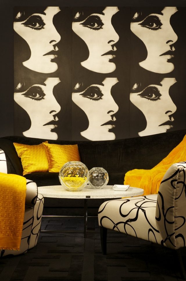 popkonst-vardagsrum-vägg-dekoration-soffa-kuddar-i-guld-look-trendiga igen