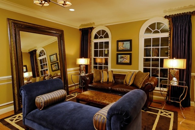 Guldfärgade-hem-textilier-breda-en-touch-av-lyx-soffa-sammet-mörkblå
