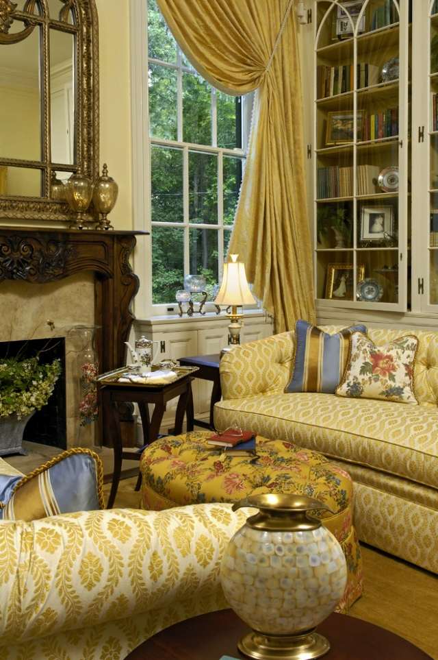 Möbler-vardagsrum-draperade-gardiner-i-guld-optik-tidlösa-året-runt-klassiker