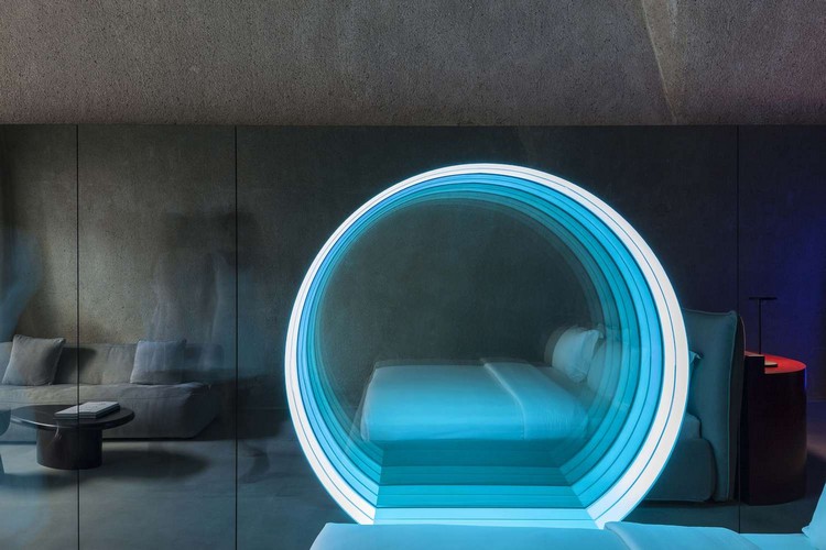 spegelvägg sovrum färgade ljuseffekter blå cirklar