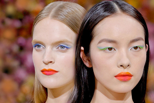 färgade mascara övre ögonfransar-orange-färgade läppar