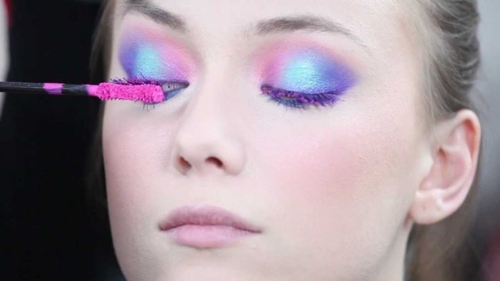 färgad-mascara-rosa-mascara-applicering-karneval-look